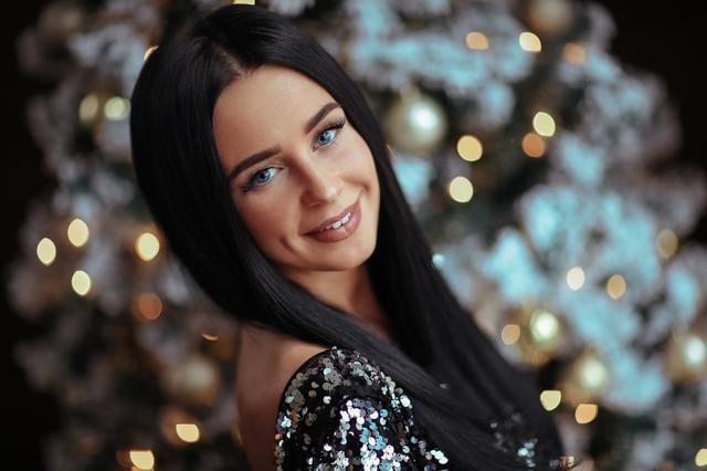 أساسيات لا بد أن تعرفيها لمكياجك في سهرة نهاية العام