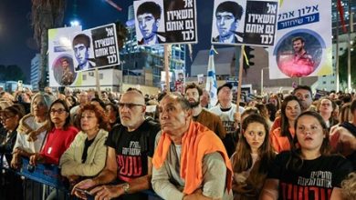 الآلاف يتظاهرون في تل أبيب ضد نتنياهو وحكومته مطالبين بالإفراج الفوري عن الرهائن الذين تحتجزهم «حماس»