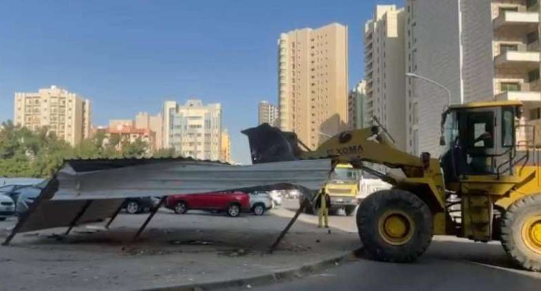 البلدية تزيل 15 مظلة مخالفة في منطقة المهبولة