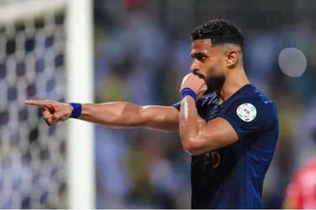 النصر يجدد عقد عبدالإله العمري