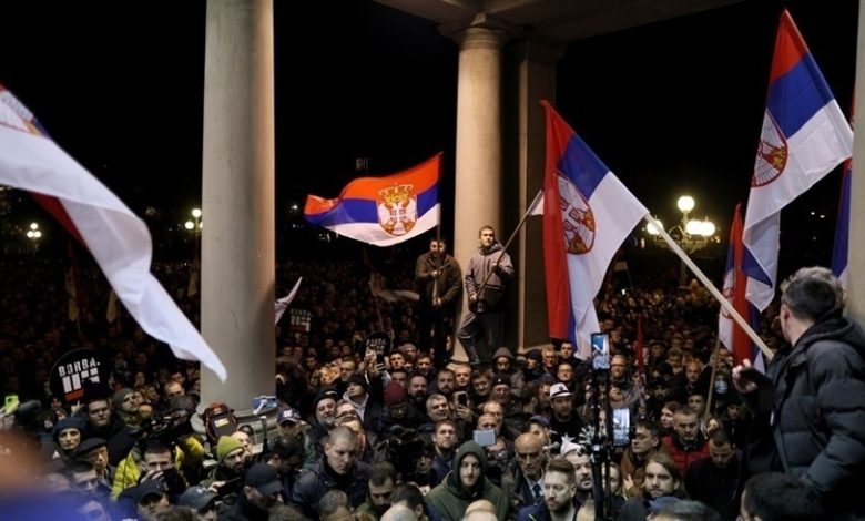 بسبب رفضه العقوبات على روسيا.. موسكو تتهم الغرب بمحاولة إسقاط النظام في صربيا