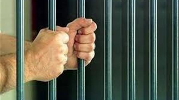 تجديد حبس المتهم بقتل جاره بإطلاق الرصاص عليه في الصف