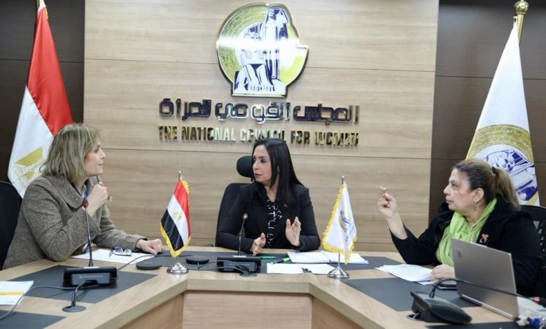 رئيس القومي المرأة تتفقد غرفة العمليات المركزية لمتابعة مشاركة المرأة بالانتخابات الرئاسية