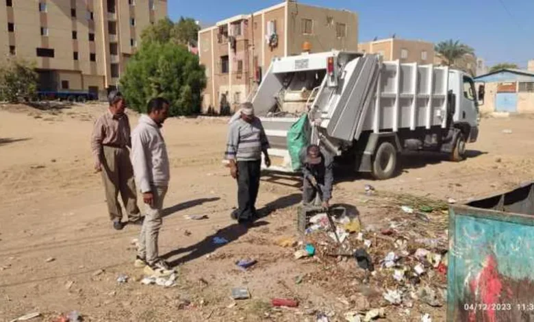 رفع كميات كبيرة من القمامة بالوحدة المحلية لمركز الخارجة في الوادي الجديد