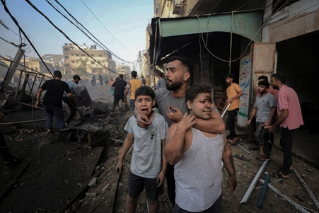 قصف مدفعي عنيف وآليات إسرائيلية تتوغل جنوب غزة.. وصواريخ القسام تستهدف بئر السبع