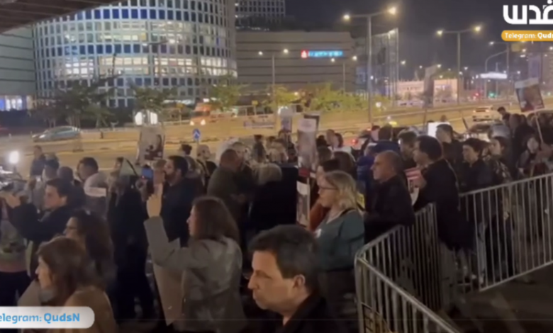 "لا نريد توابيت نريد صفقة".. عائلات الأسرى الإسرائيليين في غزة غاضبة