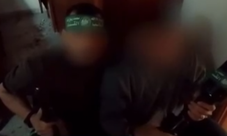 مقاومٌ أمام دبابة: "هكذا نحيي انطلاقة حماس" .. مشاهد جديدة للقسام
