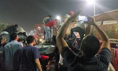 وزيرة التضامن تتابع حادث تصادم تريلا بسيارات في قنا