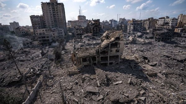 آليات الاحتلال الإسرائيلي تحاصر مجمع ناصر الطبي في خان يونس