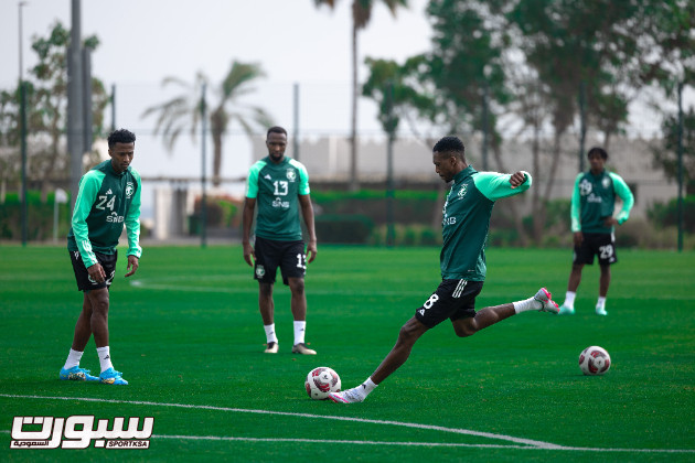 الاخضر يدشن تدريباته في الدوحة