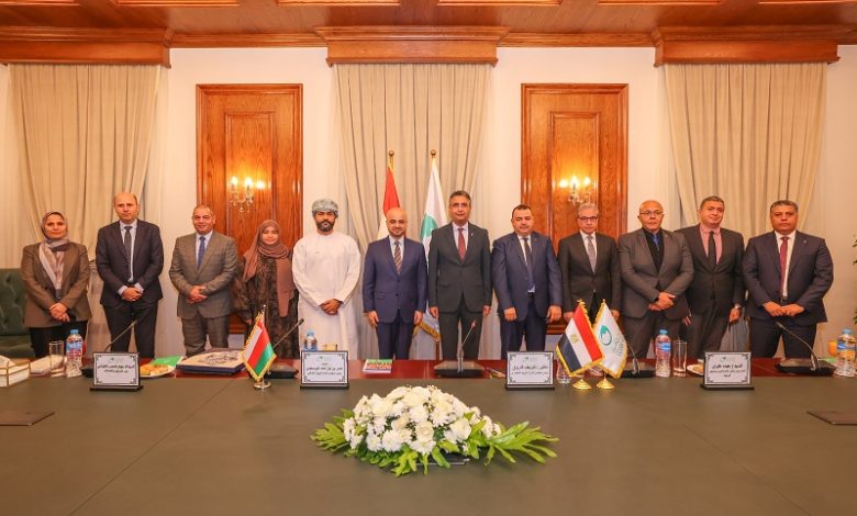 البريد المصري يوقع اتفاقية تعاون مع البريد العُماني لتبادل الخبرات وتطوير الخدمات البريدية واللوجستية