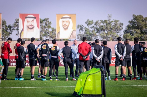الخطيب يجتمع بلاعبي الأهلي في الإمارات