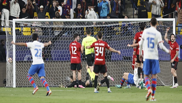 برشلونة يتخطى أوساسونا ويواجه ريال مدريد في نهائي السوبر الإسباني الأحد المقبل