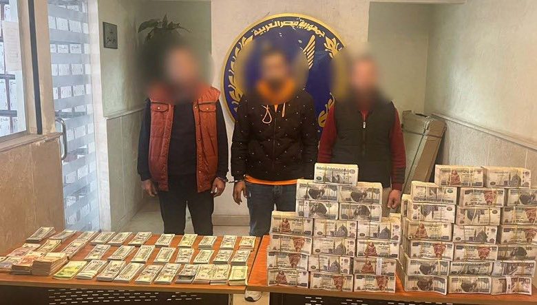 ضبط 3 أشخاص لإتجارهم غير المشروع بالنقد الأجنبى في القاهرة