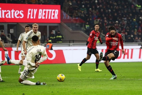 ميلان يهزم روما بثلاثية في الدوري الإيطالي