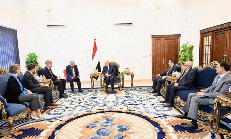 العليمي يطالب المبعوث الأممي بالتركيز على أفعال الحوثي لا أقواله - أخبار السعودية