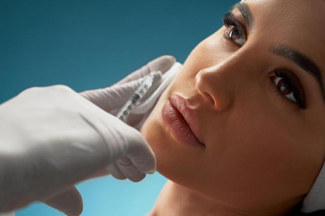 أيهما أفضل الفيلر أو البوتوكس لتجميل الشفايف؟طبيب مختص يجيب