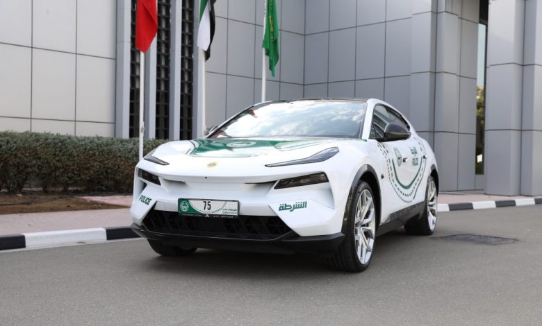 شرطة دبي تضيف سيارة لوتس الكهربائية الفارهة لأسطول دورياتها