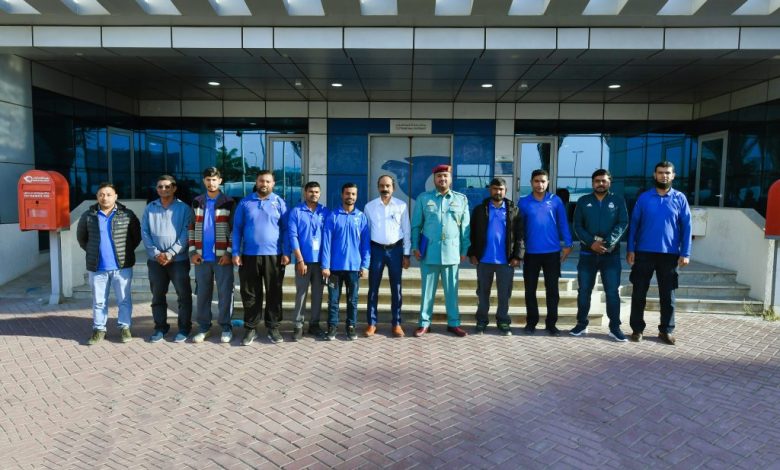 شرطة عجمان توعي سائقي دراجات بريد الإمارات بقواعد السير والمرور الاتحادية