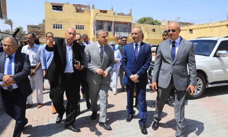 محافظ سوهاج يتفقد مشروعات حياة كريمة بـ3 قرى ويوجه بسرعة انتهاء أعمالها