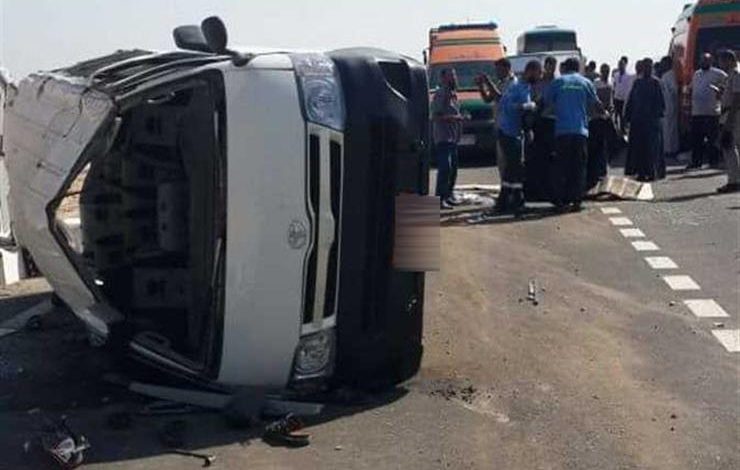 مصرع شخص وإصابة 16 آخرين في انقلاب سيارة بصحراوى المنيا الشرقي