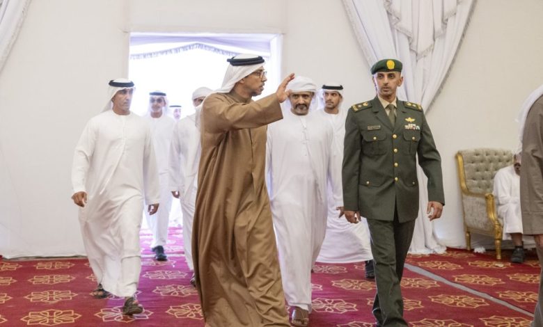 منصور بن زايد يقدم واجب العزاء في الشهيد محمد المنصوري