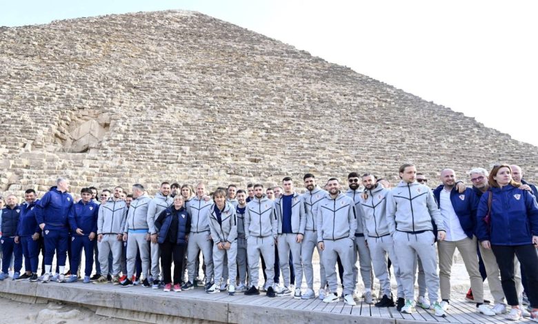 نجوم منتخب كرواتيا يستعرضون مهاراتهم أمام الأهرامات