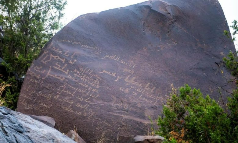 "هضبة الكتاب" ببلجرشي.. وجهة سياحية ومعلم يمزج التاريخ بجمال الطبيعة الساحرة