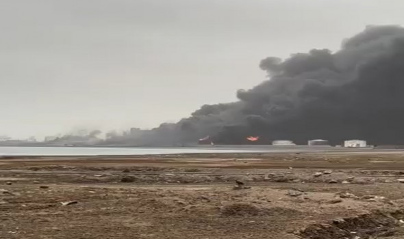 إسرائيل تكشف تفاصيل استهداف الحديدة وتخوف يمني من تكرار سيناريو غزة مع استمرار محاولات إخماد الحريق في الميناء