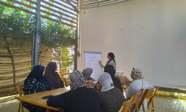 القومي للمرأة بدمياط يواصل تدريب السيدات على مشروعات صغيرة يدوية بالمجان