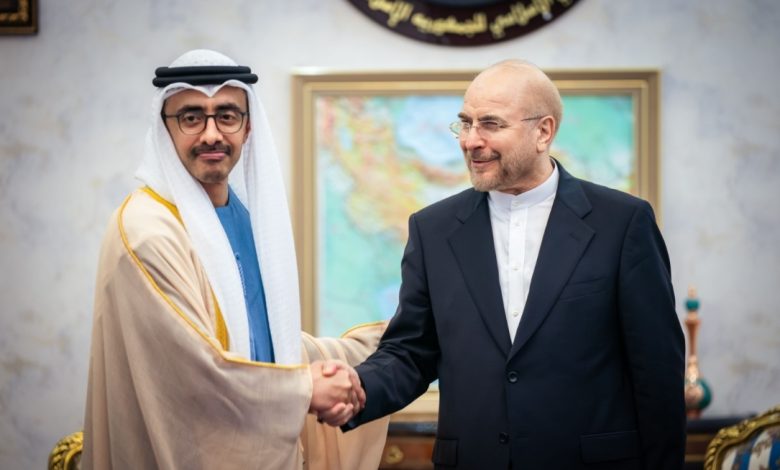 عبدالله بن زايد يلتقي رئيس برلمان إيران في طهران