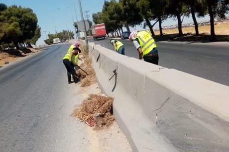 مجلس الخدمات المشتركة لمحافظة مأدبا ينفذ حملة نظافة لإزالة الأنقاض والنفايات