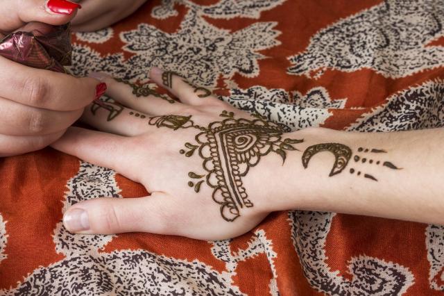 نقش حناء ناعم لرمضان 2024.. للمسة أنيقة وشرقية