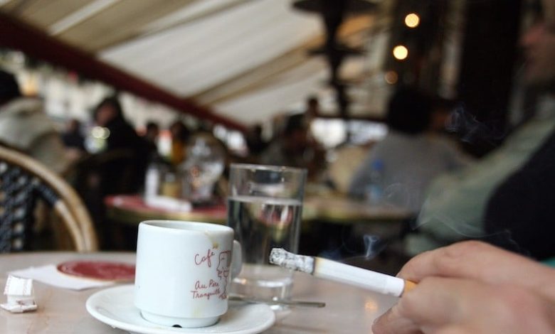 التدخين يكتسح المقاهي في المغرب .. ومهنيون: "اقتسام المكان" غير ممكن