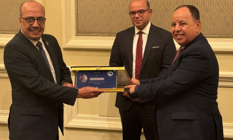 الرقابة المالية والاتحاد المصري للتأمين يكرمان محمد معيط وزير المالية السابق