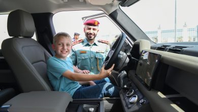 بالصور.. شرطة رأس الخيمة تحقق أمنية طفل ألماني بركوب دورية الشرطة
