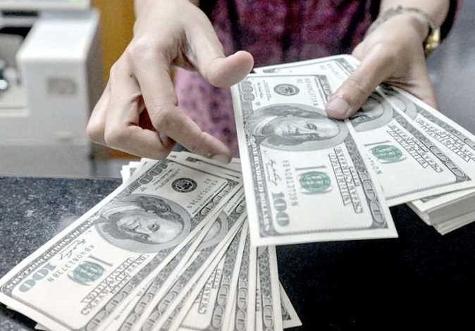 خبير اقتصادي: السعر الحالي للدولار غير حقيقي.. والسوق السوداء «انتهت خلاص»