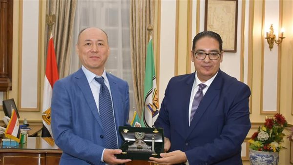 رئيس جامعة القاهرة يستقبل وفد المؤسسة الوطنية الصينية للعلوم الطبيعية NSFC بمكتبه