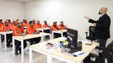 شرطة أبوظبي تنفذ ورشة توعوية لسائقي توصيل "الطلبات" حول برامج النقاط المرورية