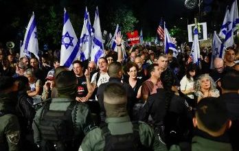 عائلات المحتجزين الإسرائيليين تنطلق في موكب إلى حدود غزة للمطالبة بالتوصل إلى اتفاق لإطلاق سراحهم