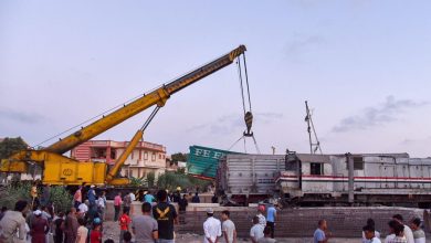 محافظ الإسكندرية يتابع حادث تصادم قطار بعدد من السيارات بمزلقان مطار برج العرب