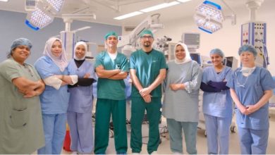 مستشفى الفروانية يجري واحدة من أحدث جراحات علاج الماء الأزرق