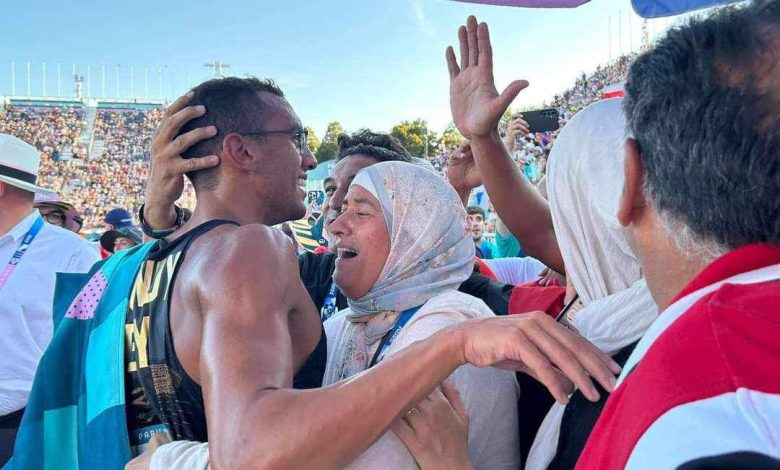 والدة الجندي : فخورة بإنجازه التاريخي .. وما حدث في باريس حلم جميل