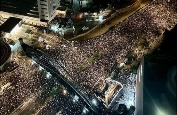 الآلاف يتظاهرون في تل ابيب مطالبين برحيل نتنياهو...