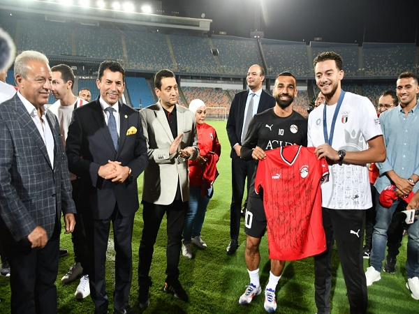 وزير الرياضة يدعم المنتخب قبل مواجهة كاب فيردي.. وممر شرفي لأبطال أولمبياد باريس