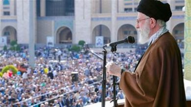 خامنئي يؤم صلاة الجمعة في حدث نادر