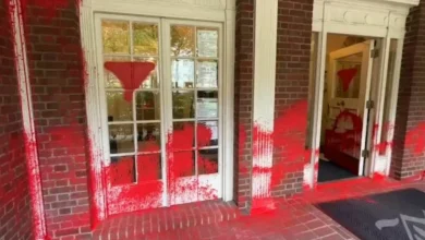 فيسبوك وانستجرام يحظران استخدام رمز المثلث الأحمر لأنه يُمثل حماس!