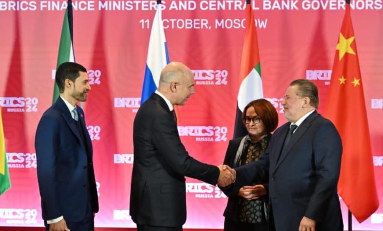 من اليمين إلى اليسار السيد محافظ البنك المركزي المصري، ورئيسة البنك المركزي الروسي، ووزير المالية الروسي، ووزير الدولة للشؤون المالية بدولة الإمارات العربية المتحدة.