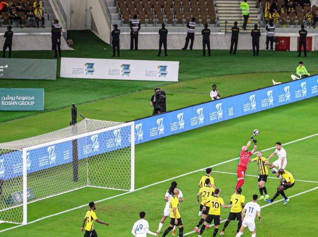 دوري روشن: الاتحاد يعتلي الصدارة بثنائية في شباك الفتح