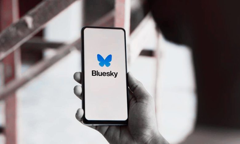 مستخدمو إكس ينتقلون إلى Bluesky.. فما السبب؟